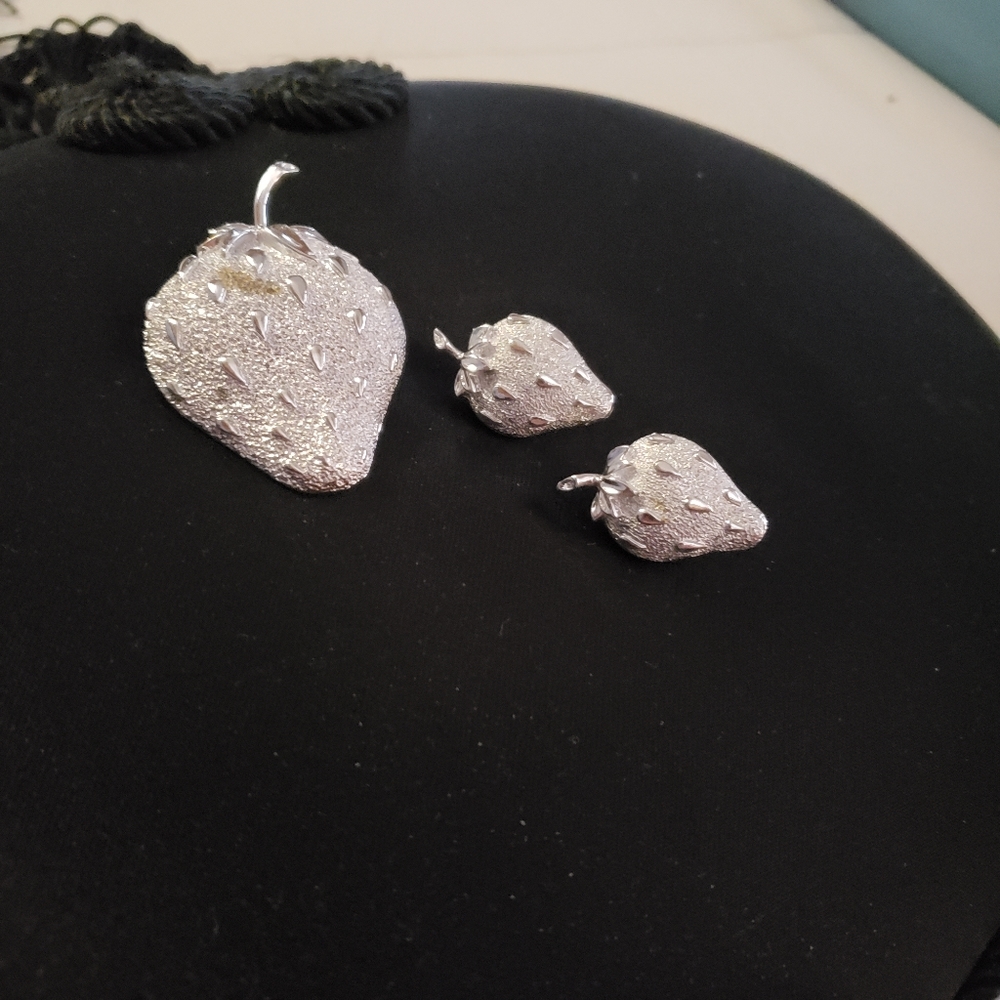 1960 SARAH COVENTRY BROOCH AND EARRINGS